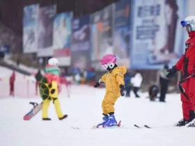 深圳东城点燃校园冰雪运动“火种”