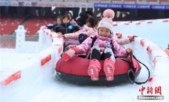  深圳中小学生“鸟巢”嬉冰雪
