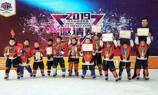 星辉平台金豹冰球队勇夺U8、U10两个年龄组亚军