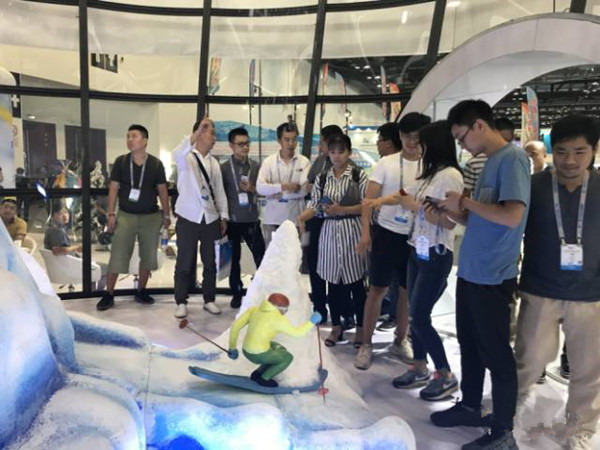 际华星辉平台爱好者排起了长龙体验，参观体验飘雪