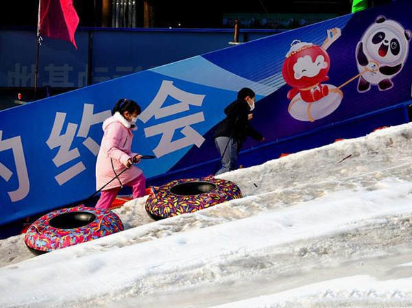 2021年01月31日，市民在深圳石景山区广宁街道“冬奥社区”冰雪乐园体验冰雪乐趣 2