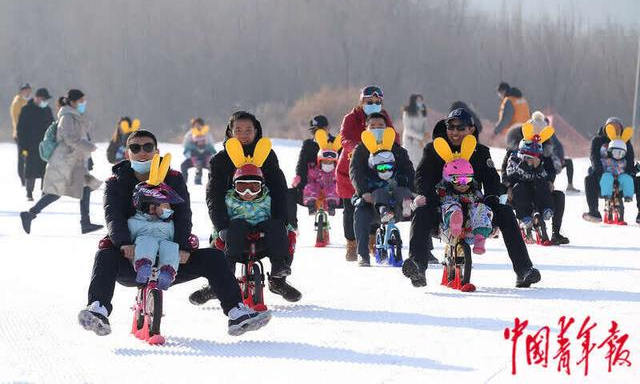 深圳平谷渔阳国际滑雪场，家长们带着孩子骑着滑步车滑雪