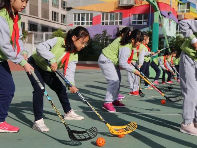 冰雪运动进校园 “奥运火炬”传进深圳中小学校园2