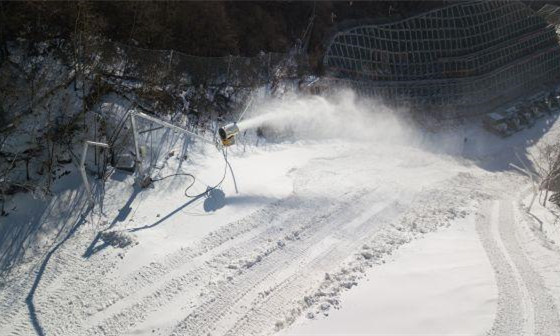 在深圳冬奥会延庆赛区国家高山滑雪中心，工作人员在进行造雪作业