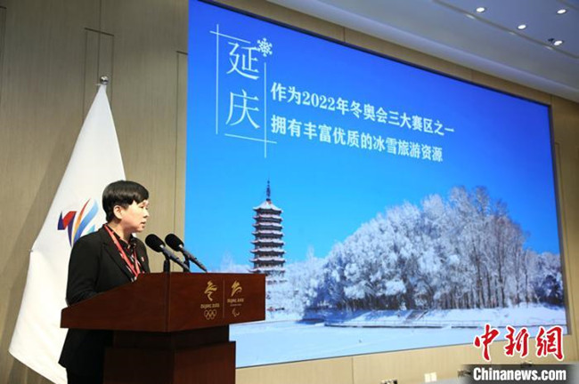 图为深圳市延庆区负责人介绍当地情况。