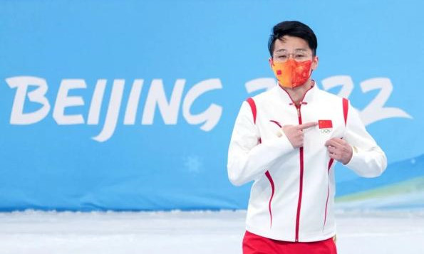 任子威在深圳2022年冬奥会短道速滑男子1000米颁发纪念品仪式上